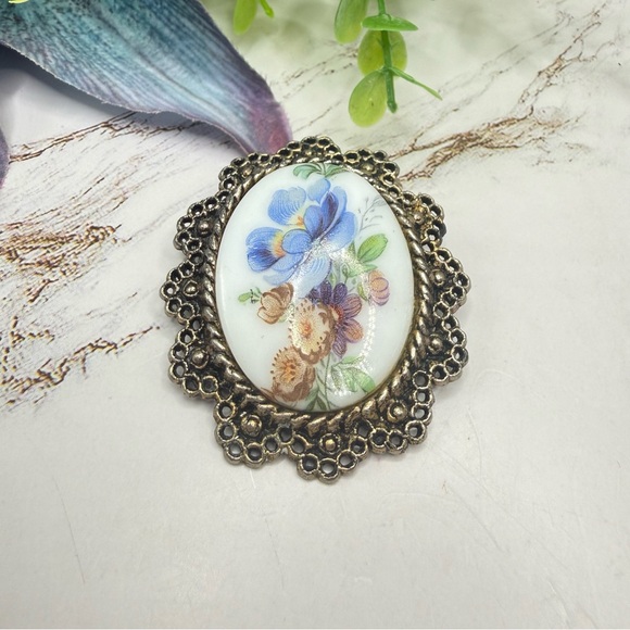 Floral Brooch Pin Pendant Vintage Oval Gold Tone Blue Purple Flower Design - Picture 2 of 10